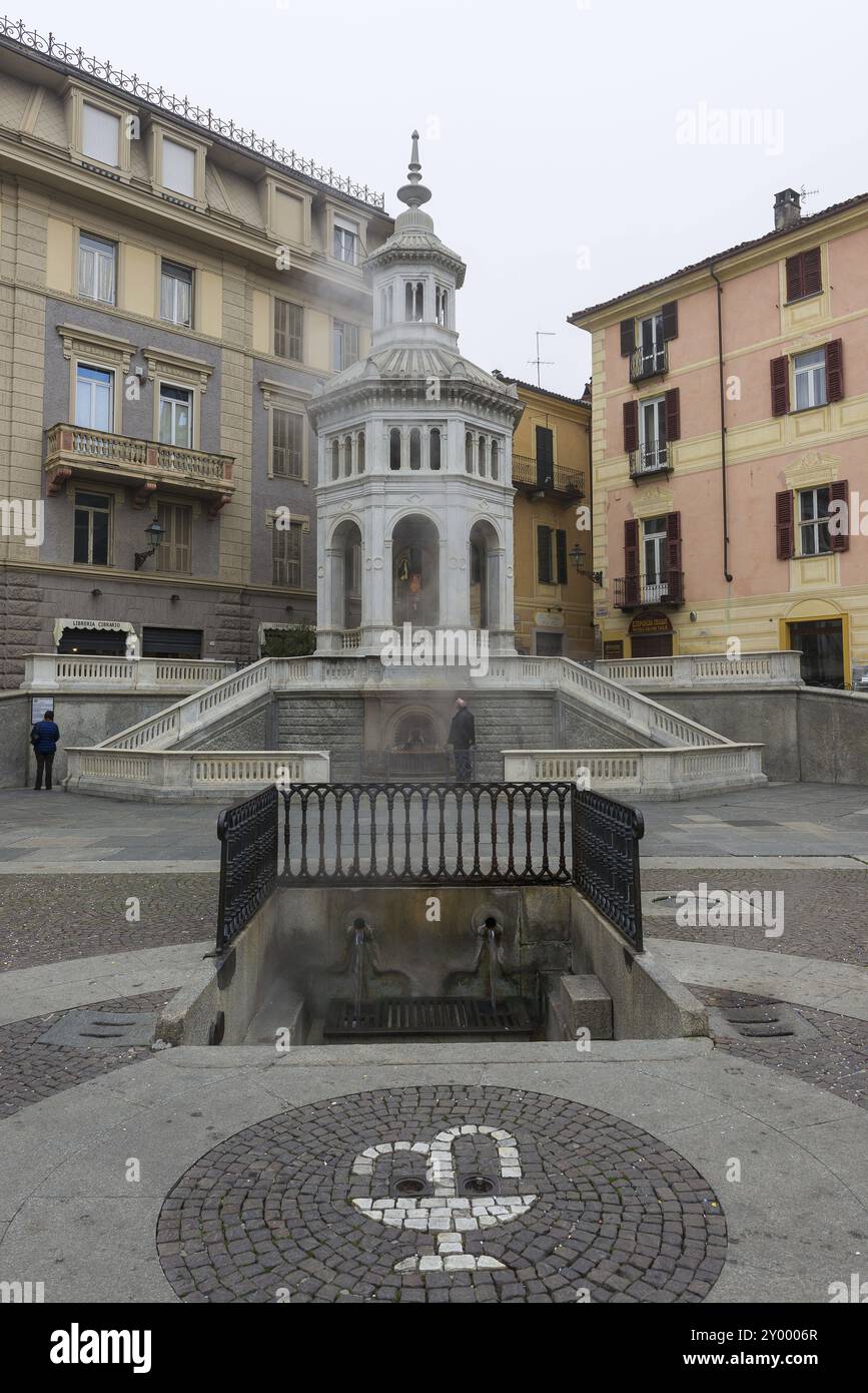 Célèbre fontaine appelée La Bollente, connu depuis l'époque romaine, symbole de Vercelli dans le Piémont Banque D'Images Célèbre fontaine appelée La Bollente, connu depuis l'époque romaine, symbole de Vercelli dans le Piémont Banque D'Images
