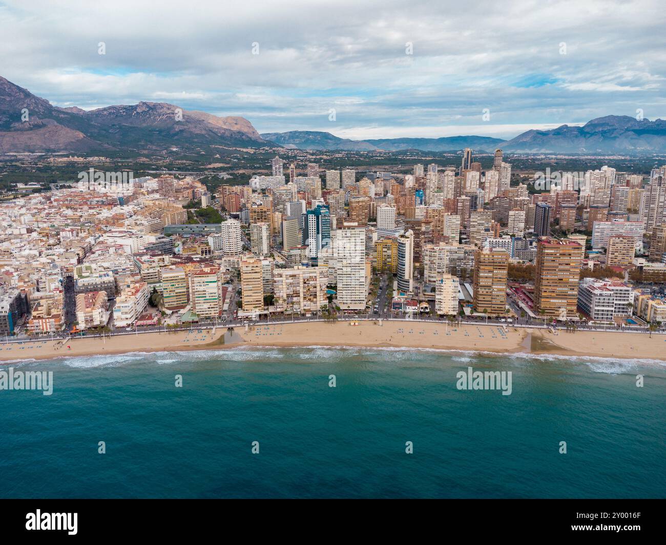 Drone aérien point de vue de la ville de Benidorm. Destination de voyage célèbre dans la province d'Alicante, Espagne. Gratte-ciel, montagnes en arrière-plan, Mediterranea Banque D'Images