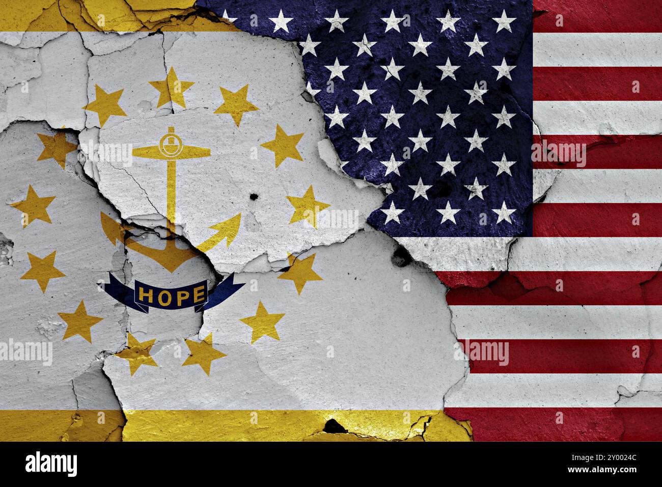 Drapeaux du Rhode Island et des USA peints sur un mur fissuré Banque D'Images