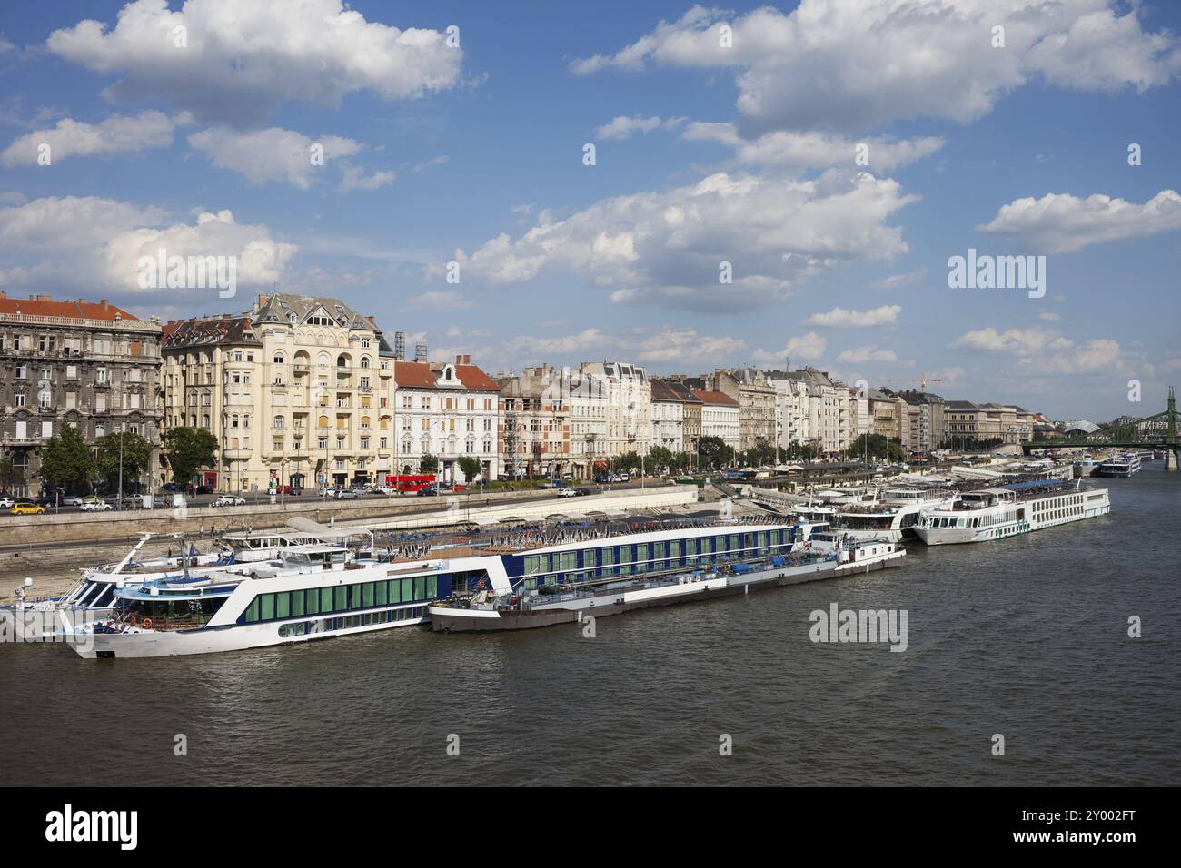 Hongrie, ville de Budapest, bateaux de croisière à passagers au front de mer de Pest, maisons d'appartements, bâtiments historiques sur le Danube, Europe Banque D'Images