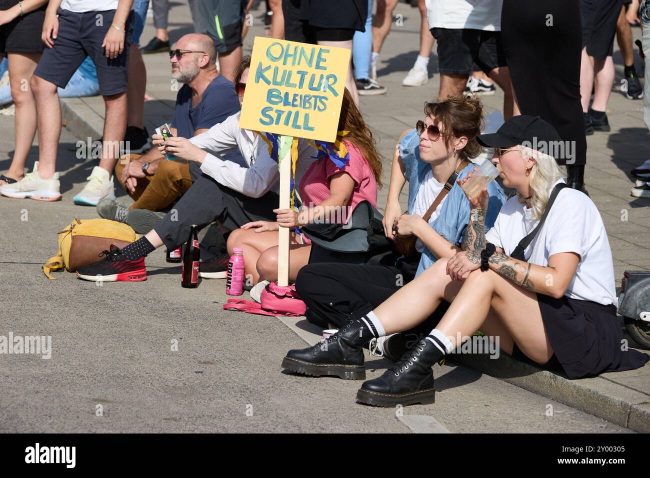 Hambourg, Allemagne. 31 août 2024. Un participant à la démo rave « Reclaim Hamburg » tient une bannière indiquant « Ohne Kultur bleibt's Still ». Crédit : Georg Wendt/dpa/Alamy Live News Banque D'Images