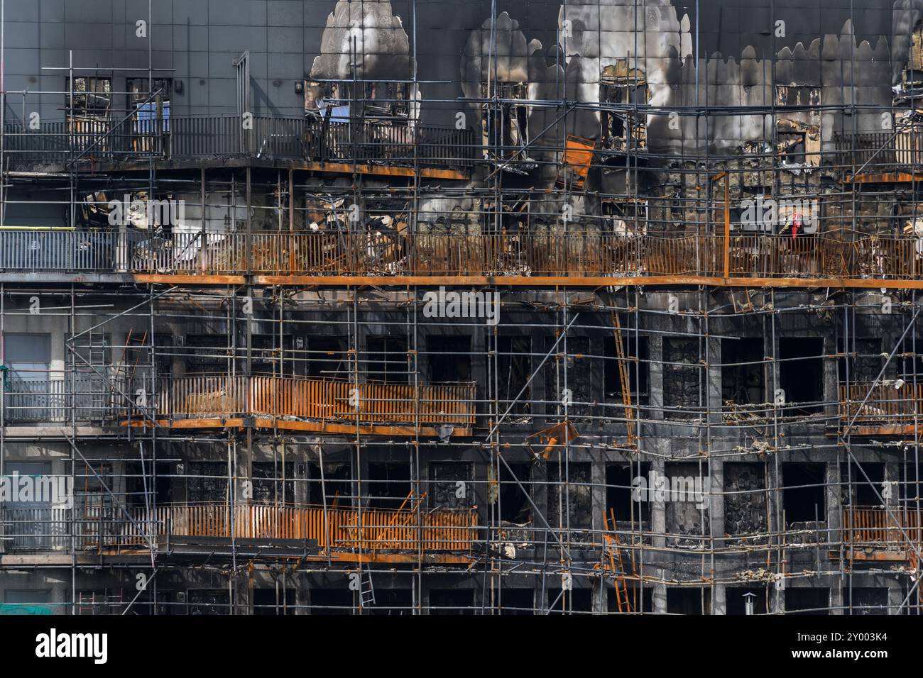 L'incendie a endommagé le Spectrum Building sur Freshwater Road à Dagenham, East London. L'incendie s'est produit aux premières heures du 26 août 2024. Le Banque D'Images