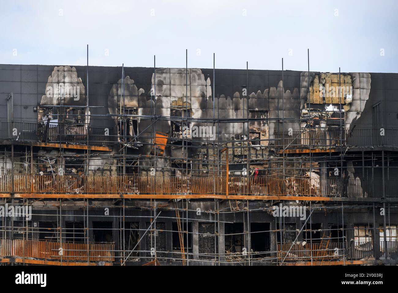 L'incendie a endommagé le Spectrum Building sur Freshwater Road à Dagenham, East London. L'incendie s'est produit aux premières heures du 26 août 2024. Le Banque D'Images