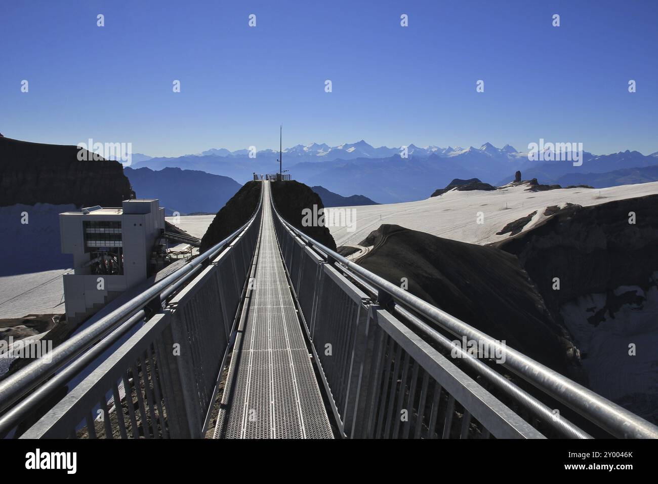 Destination de voyage populaire Glacier des Diablerets, Alpes suisses. Pont suspendu et station sommitale d'un téléphérique. Matin d'été Banque D'Images