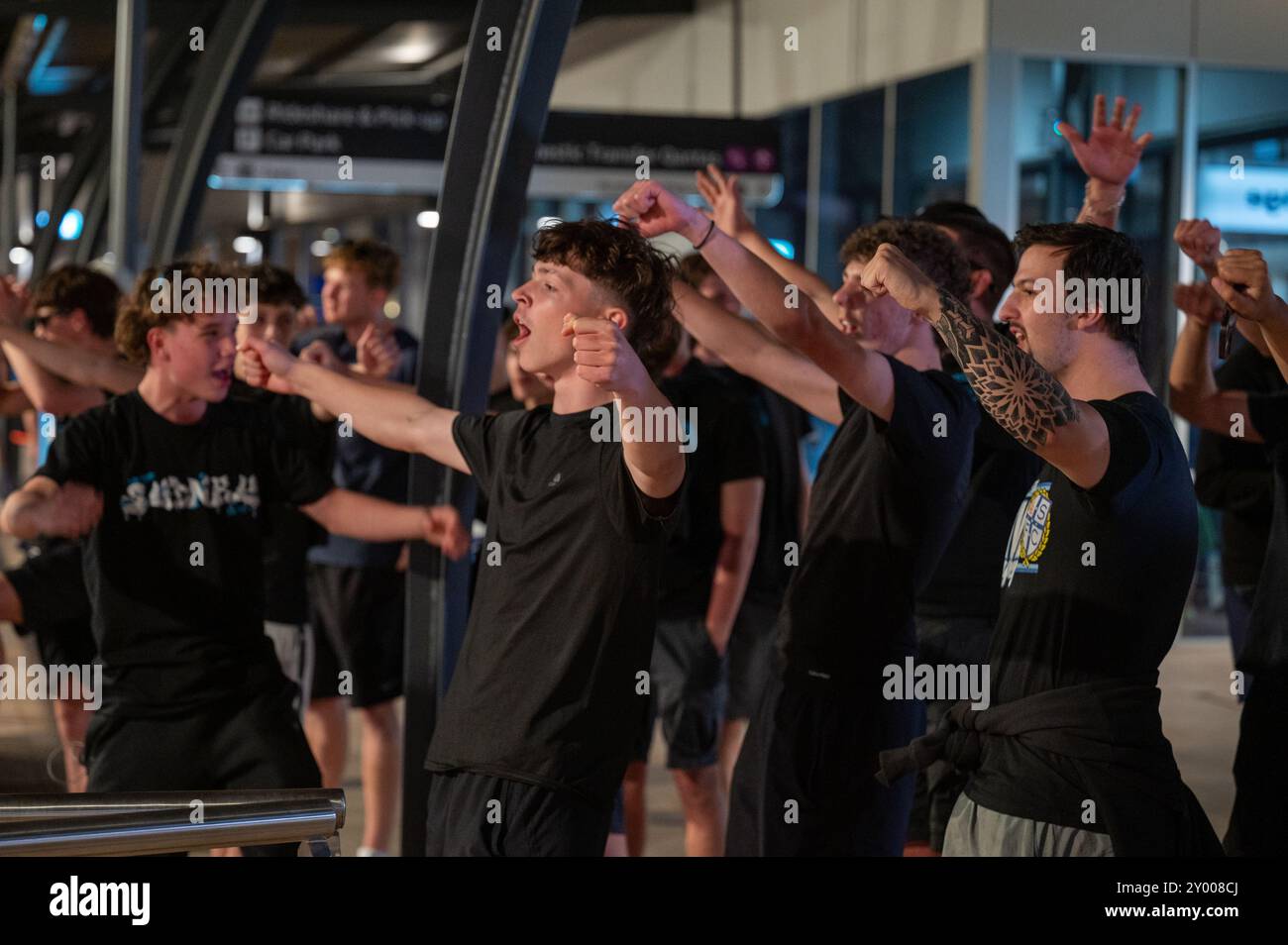 Sydney, Australie. 31 août 2024. Les membres de « The Cove », le groupe de supporters du Sydney FC, se réunissent à l'aéroport international de Sydney pour accueillir leur nouveau joueur et ailier brésilien, Douglas Costa. Crédit : SOPA images Limited/Alamy Live News Banque D'Images