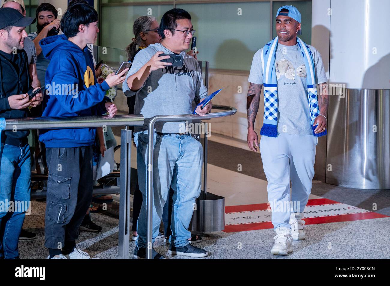 Sydney, Australie. 31 août 2024. Douglas Costa, joueur nouvellement signé du Sydney FC et ailier brésilien, est accueilli par un groupe de fans après avoir atterri à l'aéroport international de Sydney. Crédit : SOPA images Limited/Alamy Live News Banque D'Images