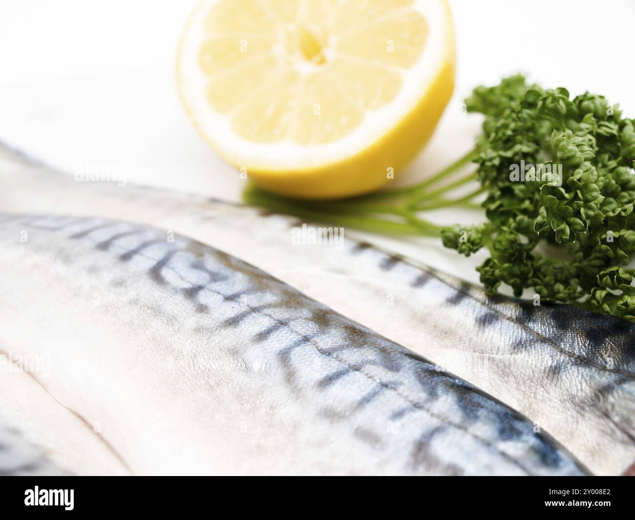 Filet de maquereau cru avec un demi-citron et persil vert Banque D'Images
