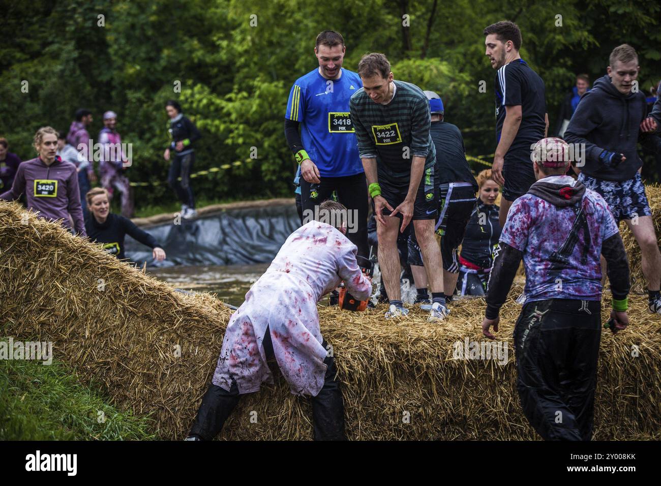 BERLIN, ALLEMAGNE, 18 MAI : participants au Zombie Run à Karlshorst le 18 mai 2014 à Berlin, Allemagne. Zombie run est un événement où les coureurs fuient fr Banque D'Images