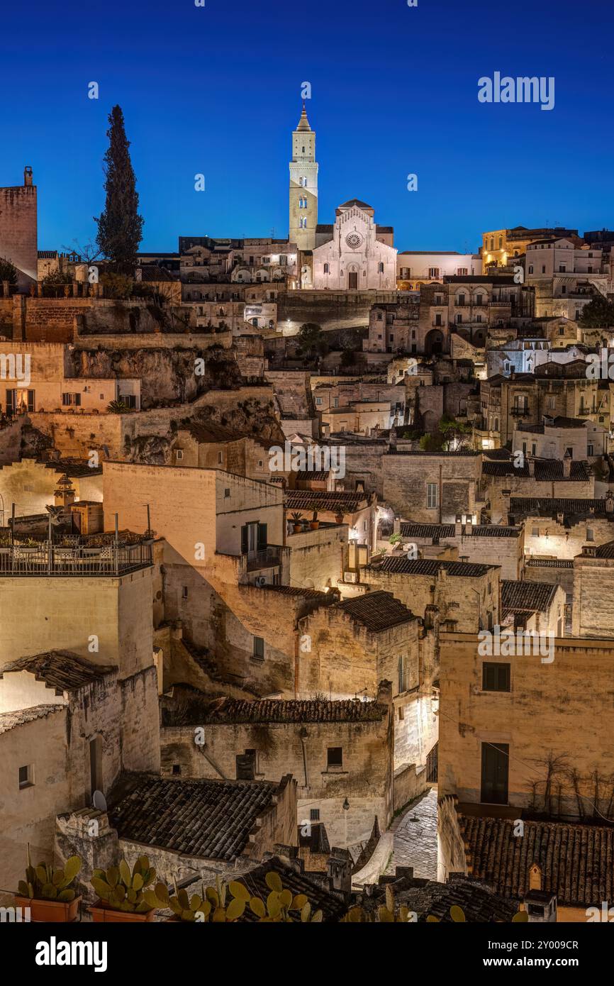 Le Sasso Caveoso à Matera avec la belle cathédrale la nuit Banque D'Images