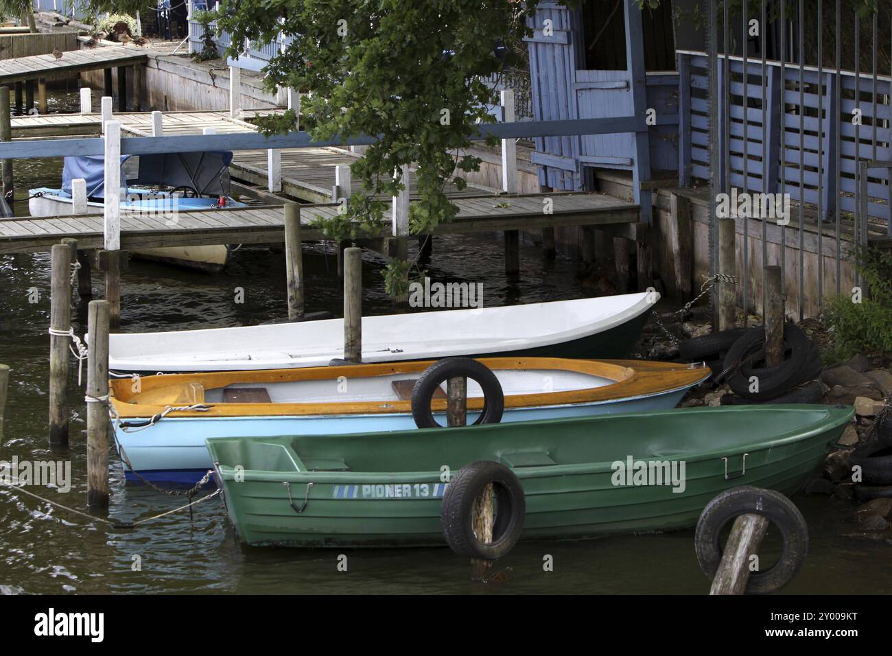 Bateaux à rames sur une jetée Banque D'Images