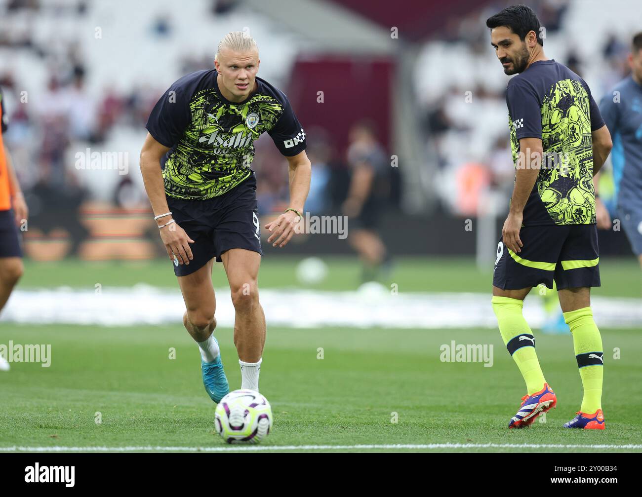 Londres, Royaume-Uni. 31 août 2024. Erling Haaland de Manchester City se réchauffe sous le regard de Ilkay Gundogan de Manchester City avant le match de premier League au stade de Londres. Le crédit photo devrait se lire : Paul Terry/Sportimage crédit : Sportimage Ltd/Alamy Live News Banque D'Images