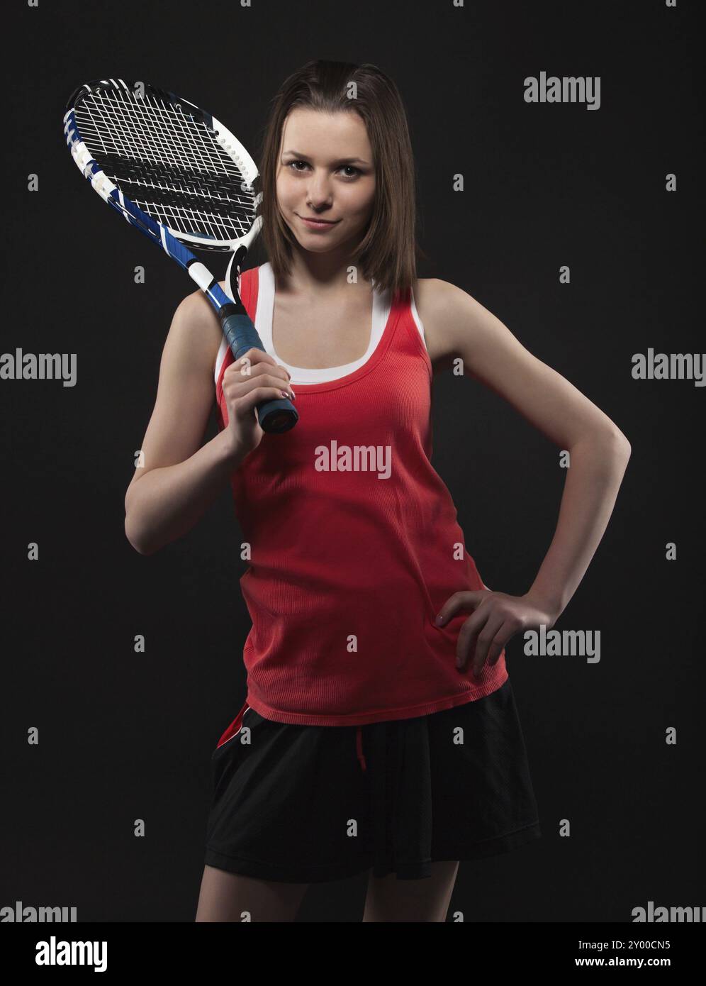 Portrait de joueur de tennis adolescent sportif avec raquette Banque D'Images