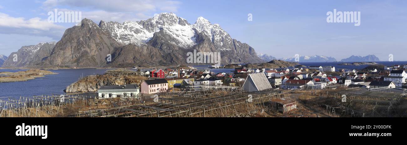 Henningsvaer est un village de pêcheurs dans la municipalité norvégienne de Vagan, situé sur deux petites îles au large de l'île Lofoten d'Austvagoy Banque D'Images