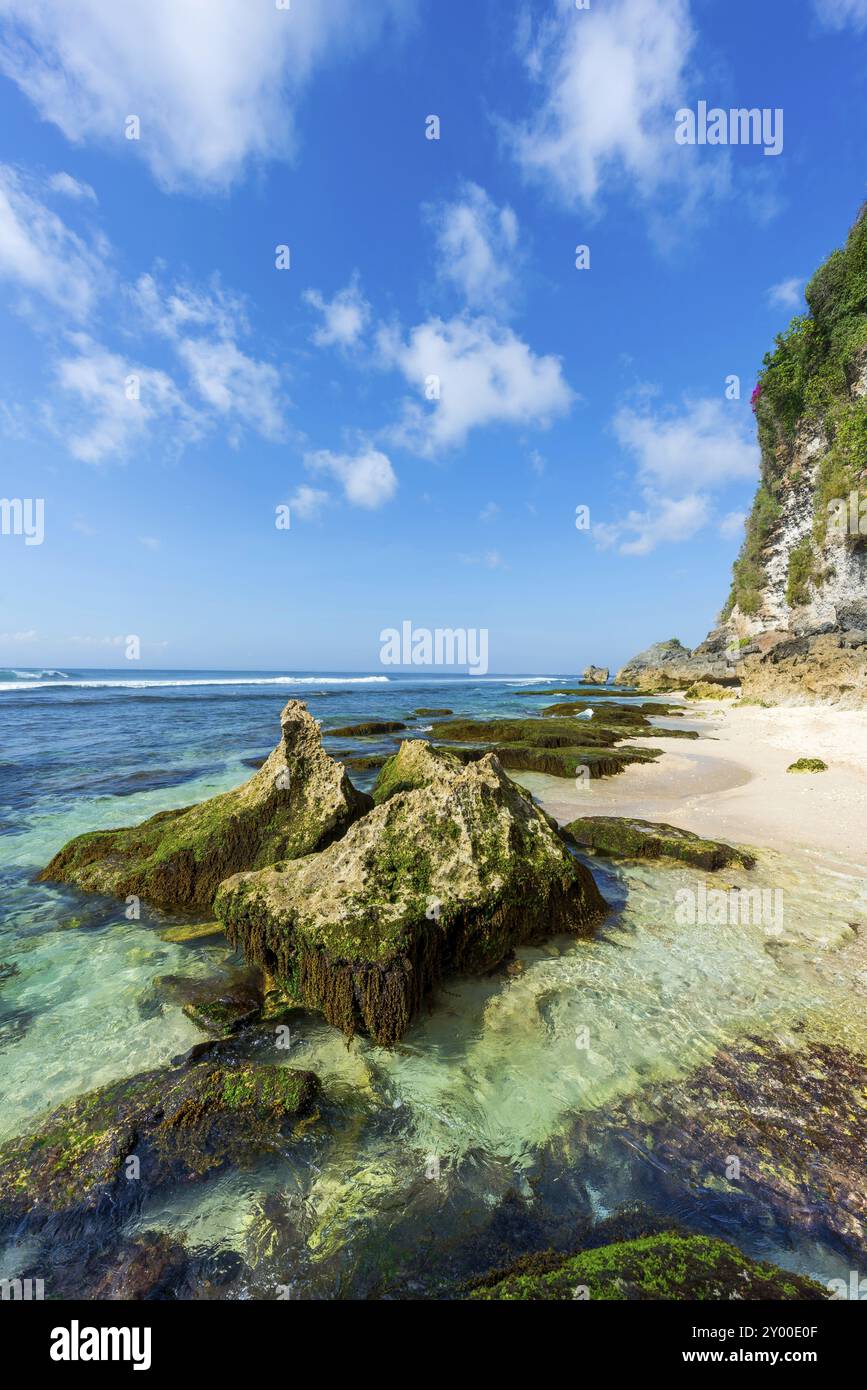 Mer, plage, eau, rocher, nature, paysage, côte, voyage, vacances, tourisme, vacances à la plage, paysage marin, paysage marin, falaises, lointain, pacifique, ciel, océan, Banque D'Images
