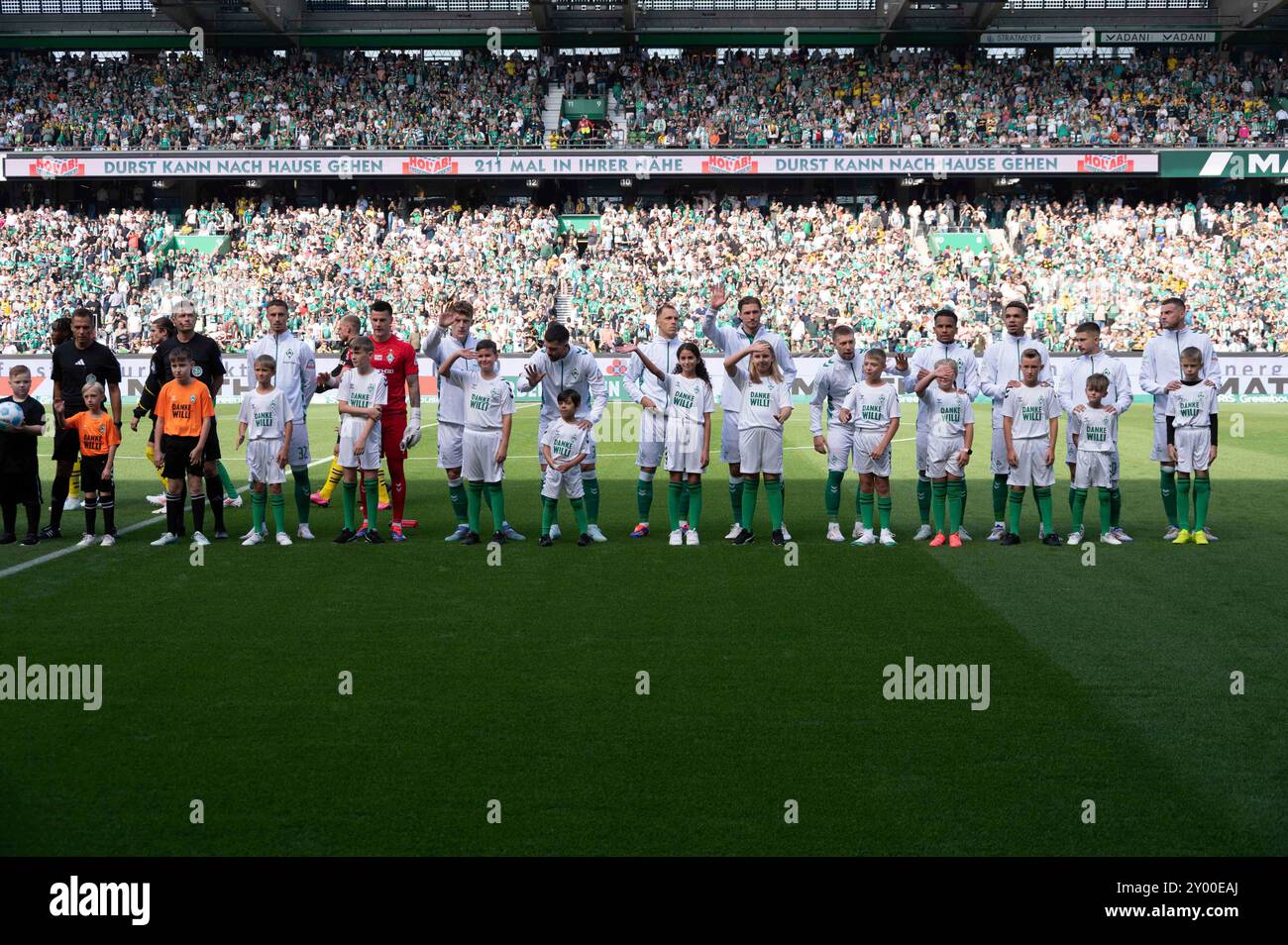 Les enfants qui courent sur le terrain portent une chemise avec l'imprimé 'Merci Wili' et se souviennent du défunt Willi Lemke, souvenir des morts, général, caractéristique, motif marginal, photo symbolique, chorégraphie, football 1ère Bundesliga, 2ème journée, SV Werder Brême (HB) - Borussia Dortmund (DO) 0:0 sur 31.08.2024 à Brême/Allemagne. Les règlements du LDF interdisent toute utilisation de photographies comme séquences d'images et/ou quasi-vidéo Banque D'Images