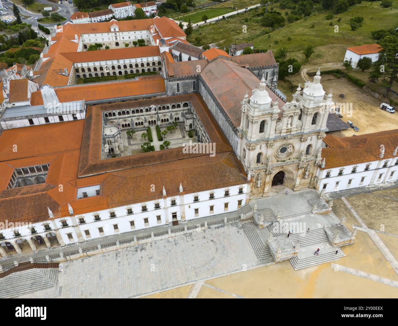 Monastère historique avec toit rouge et cour, entouré de paysage, vue aérienne, Mosteiro de Alcobaca Monastère, Alcobaca, Oeste, Centro, Portuga Banque D'Images
