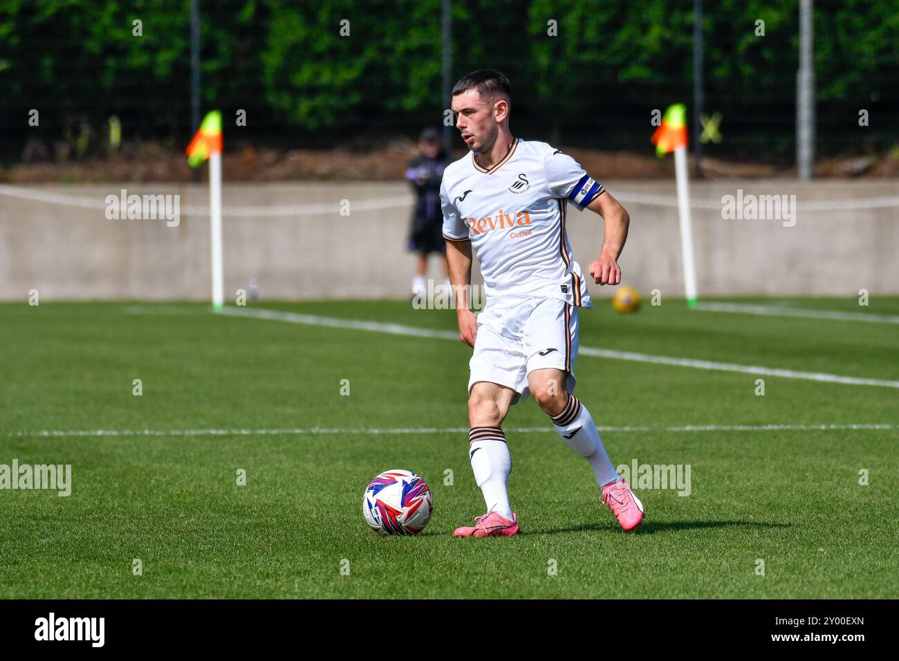 Landore, Swansea, pays de Galles. 31 août 2024. Josh Pescatore de Swansea City sur le ballon lors du match de la Ligue de développement professionnel des moins de 18 ans entre Swansea City et Coventry City au JOMA High performance Centre à Landore, Swansea, pays de Galles, Royaume-Uni le 31 août 2024. Crédit : Duncan Thomas/Majestic Media/Alamy Live News. Banque D'Images