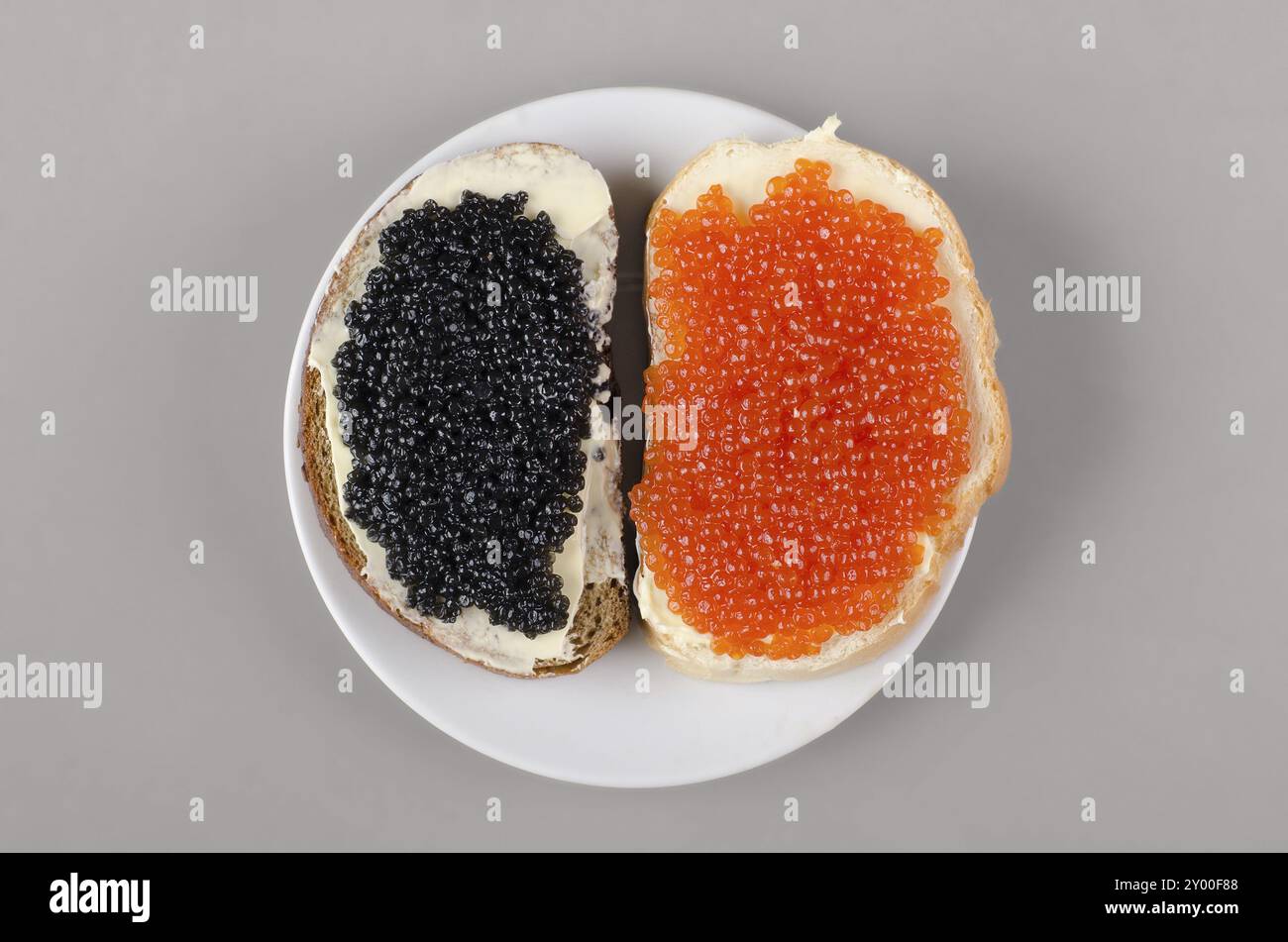 Deux sandwichs au beurre et au caviar dans une assiette Banque D'Images