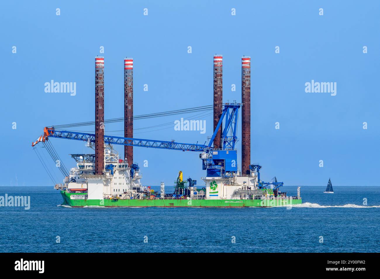 Navire danois d'installation A2SEA A/S Sea Challenger de Dong Energy pour la construction d'éoliennes dans des parcs éoliens offshore en mer Banque D'Images