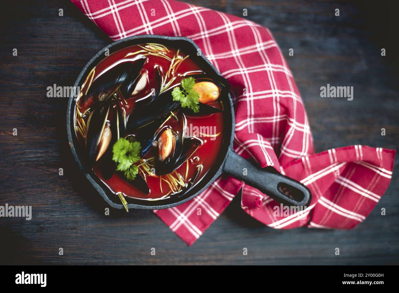 Vue sur le bol de délicieuse soupe aux crevettes et aux moules placées près de la serviette sur la table au restaurant Banque D'Images