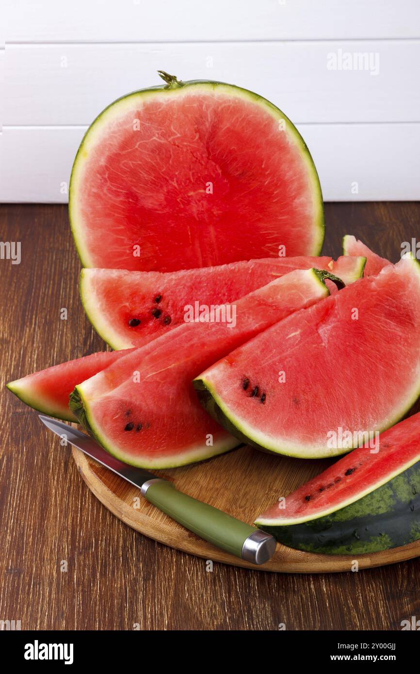 Tranches de pastèque sur planche à découper en bois plus grunge background Banque D'Images