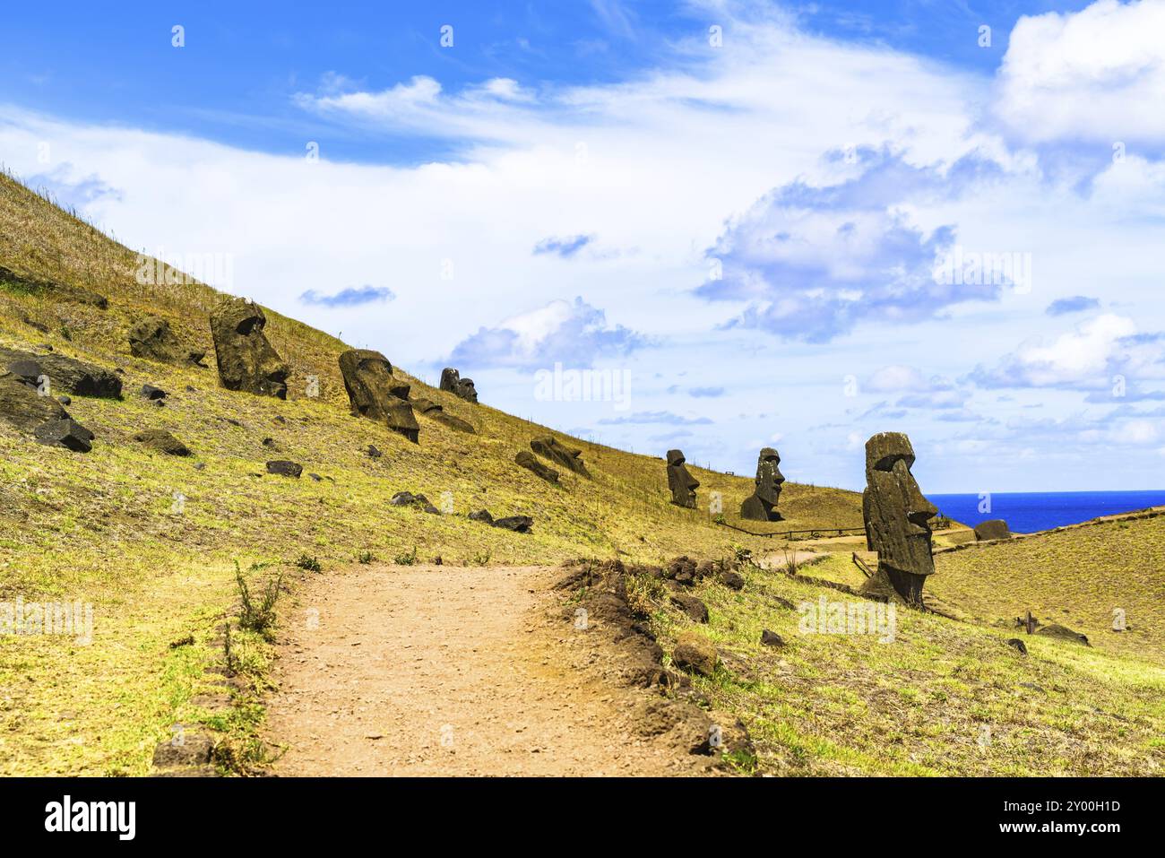 Moai à la carrière Rano Raraku dans le parc national de Rapa Nui, Chili, Amérique du Sud Banque D'Images