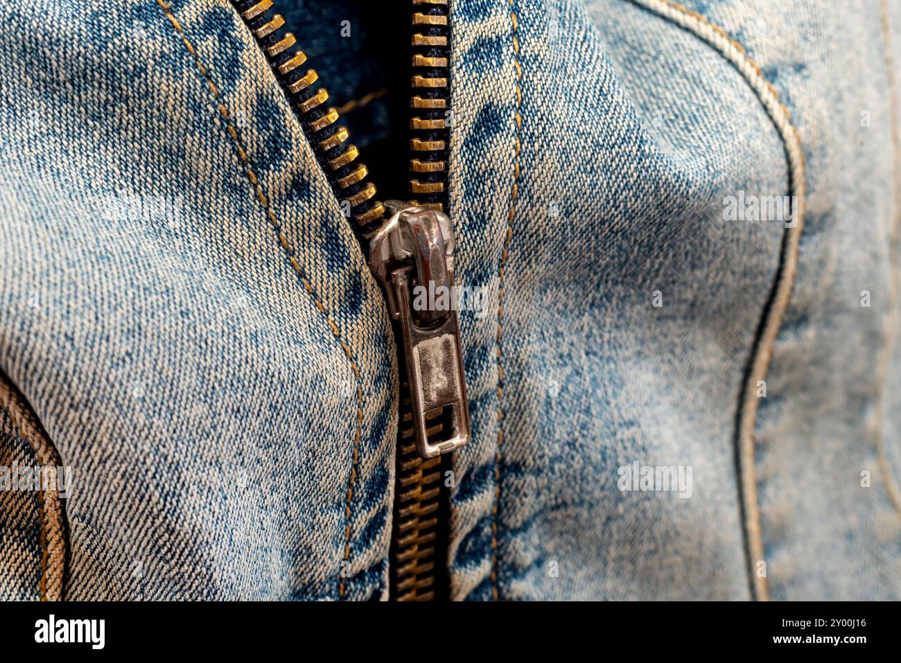 Gros plan d'un fermoir zippé sur un Jean et une veste en denim Banque D'Images Gros plan d'un fermoir zippé sur un Jean et une veste en denim Banque D'Images