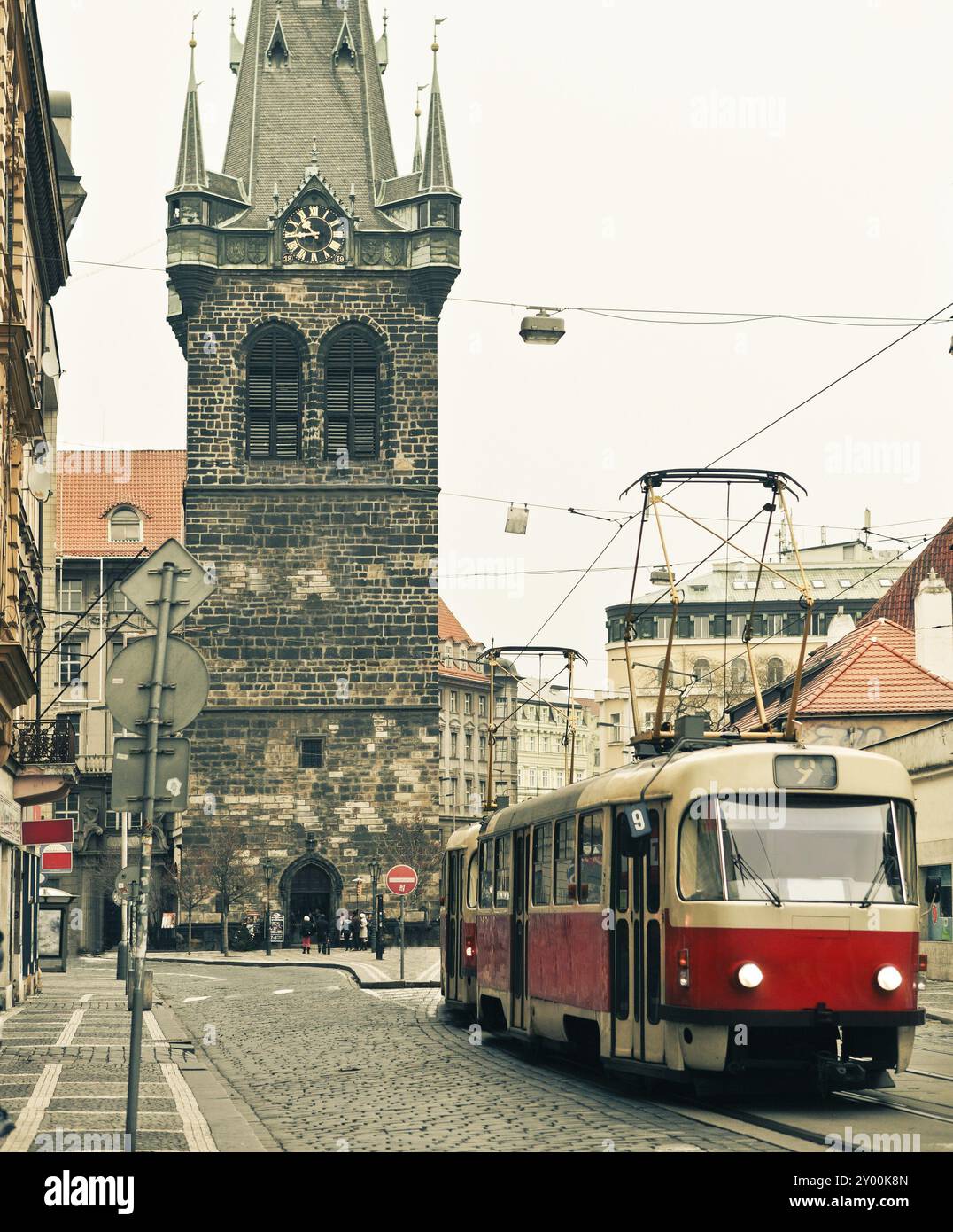 Tramway rouge à l'ancienne rue de Prague. Centre historique de Prague Banque D'Images