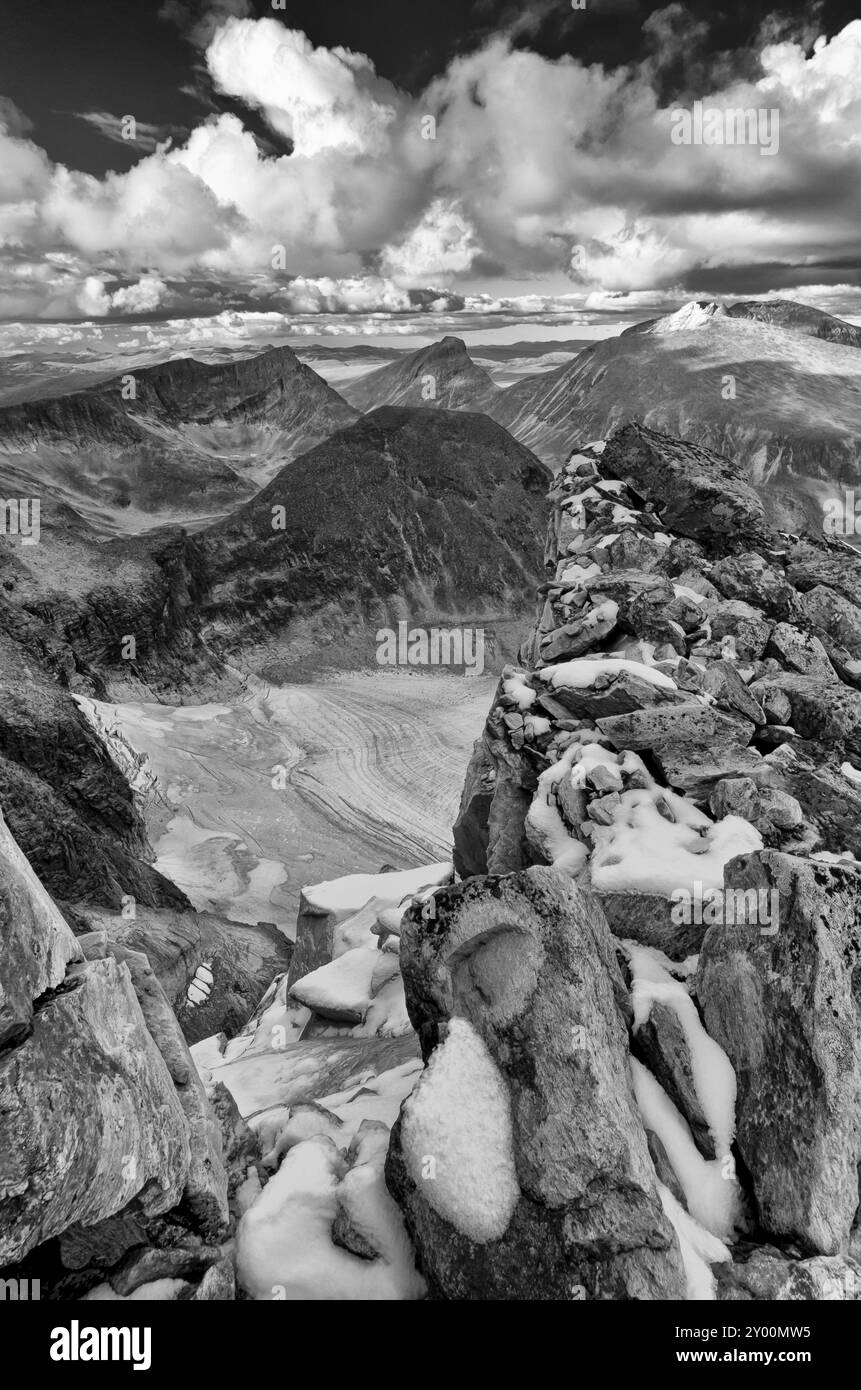 Vue de la montagne Storstyggesvanatinden à la vallée de Svanadalen et à la montagne Snoehetta, parc national de Dovrefjell-Sunndalsfjella, Oppland Fylke, Norvège, Banque D'Images