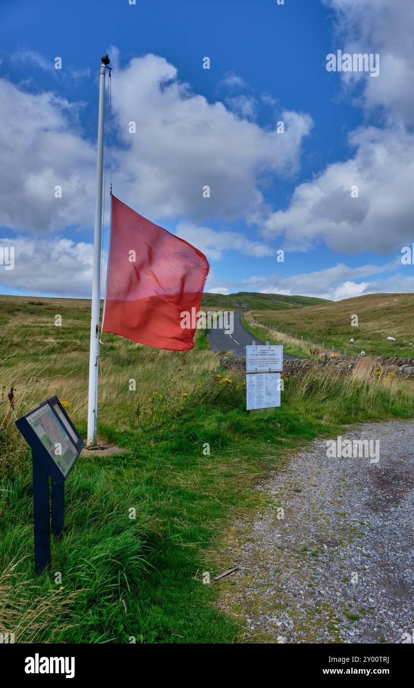 Drapeau rouge du MOD et panneau à Deadman Gill Bridge sur la B6276 près de Brough, Cumbria Banque D'Images