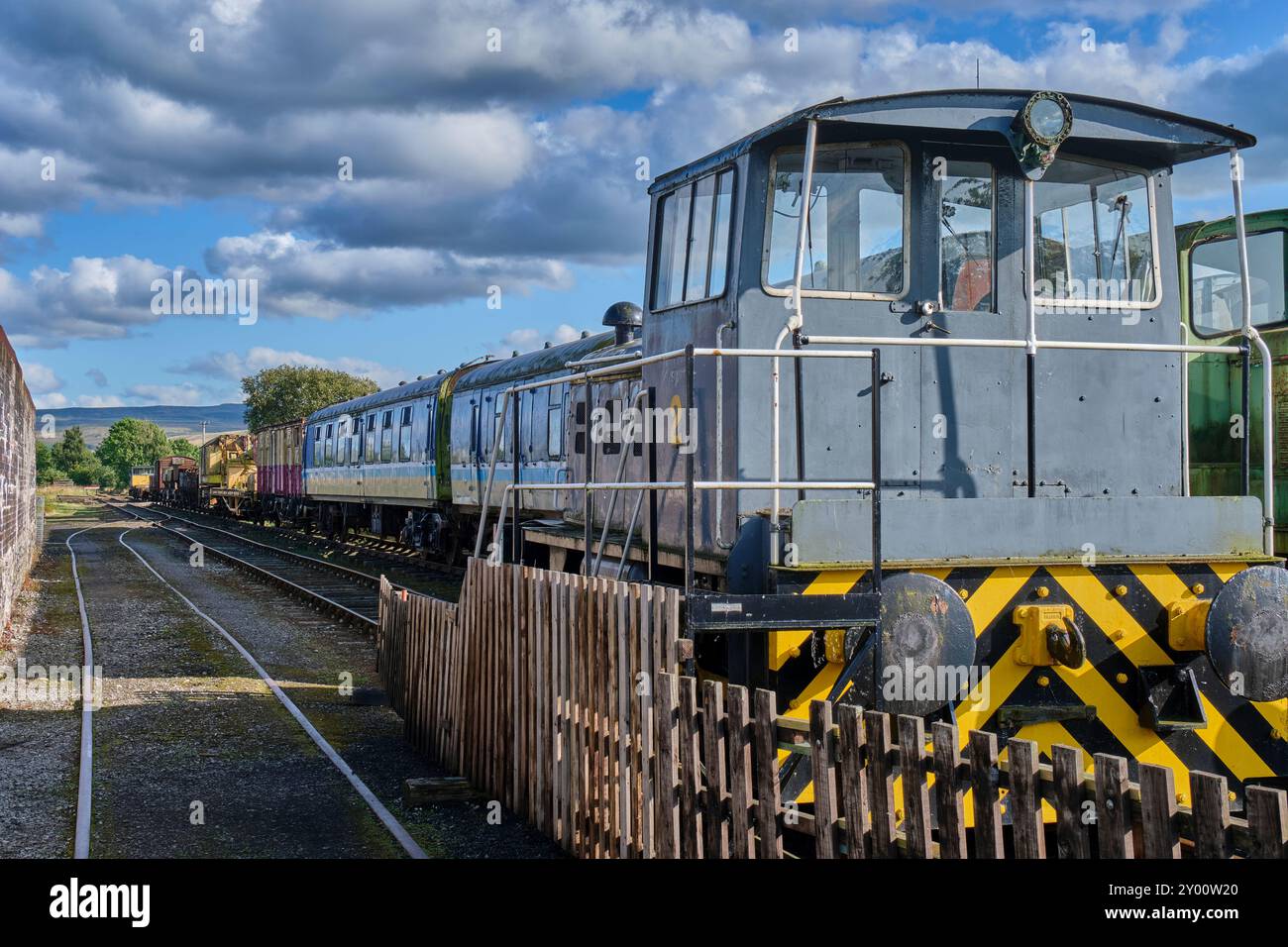Moteur et voitures sur l'Eden Valley Railway près de Warcop, Appleby-in-Westmorland, Cumbria Banque D'Images