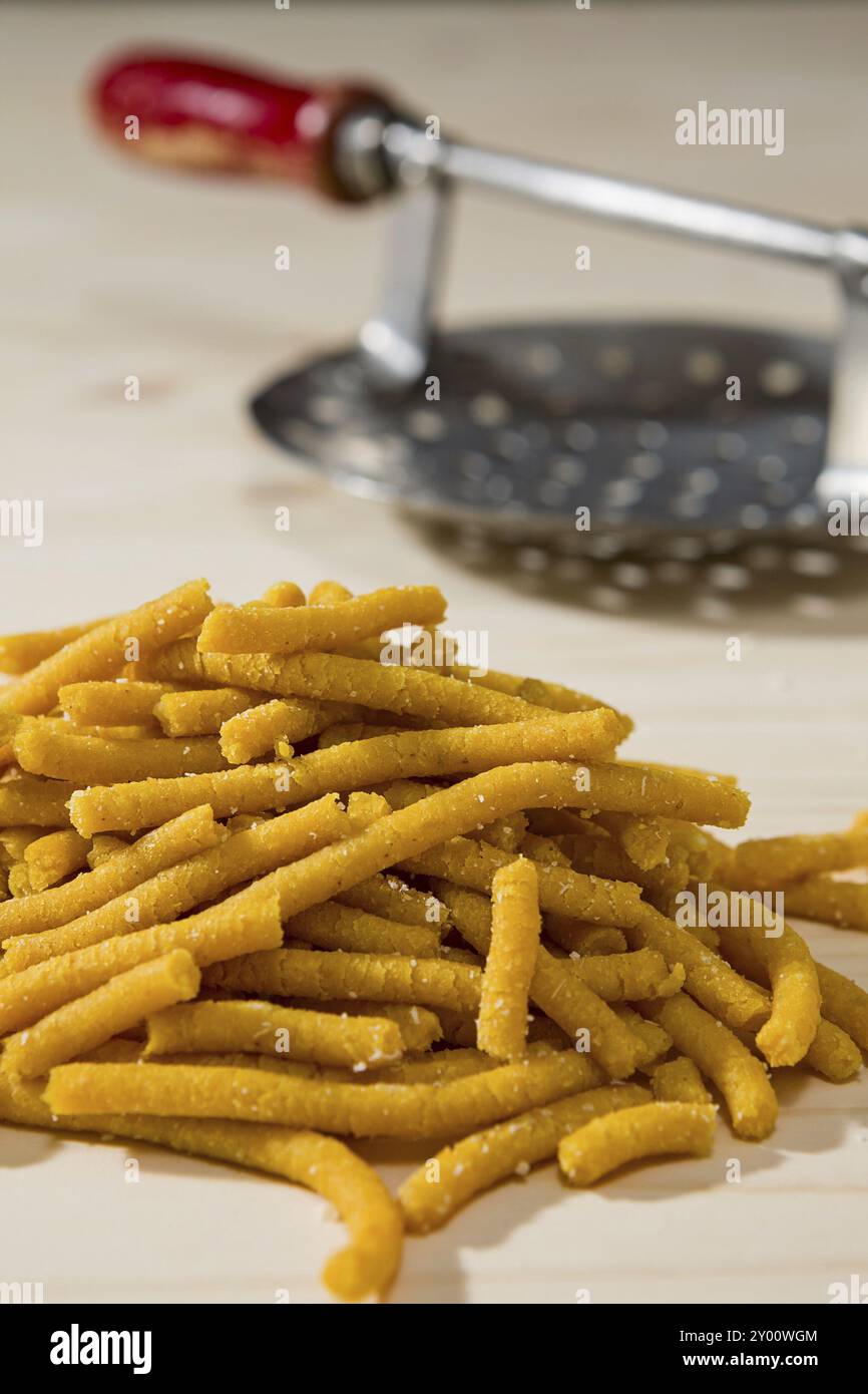 Libre de Passatelli pâtes italiennes d'origine sur un fond de bois et de son outil Banque D'Images