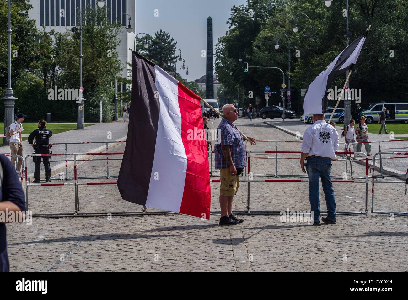 31 août 2024 : sous le nom de 'Grosser Treffen der 25 1 Bundesstaaten'', Reichsbuerger (ReichsbÃ¼rger, citoyens souverains, citoyens du Reich) s'est réuni sur la Koenigsplatz de Munich pour établir un réseau et nier la légitimité de la république allemande. Les Reichsbuerger ont été à l'origine banalisés et transformés en comédie dans les médias contre les avertissements de radicalisation par des experts jusqu'à ce qu'un raid à Georgesmund entraîne la mort d'un policier. L'affaire a également révélé Reichsbuerger dans la police et les structures étatiques mêmes dont ils nient la légitimité. À Munich, de nombreux Reichsbuerge connus Banque D'Images