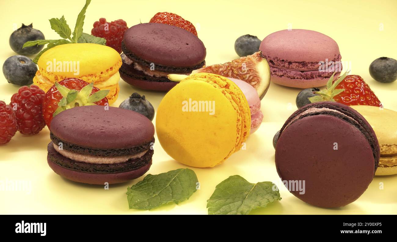 Scène vibrante d'une table remplie d'une gamme de macarons et de fruits suggère un cadre pour une collation délicieuse et saine, mettant l'accent sur les aliments naturels A. Banque D'Images