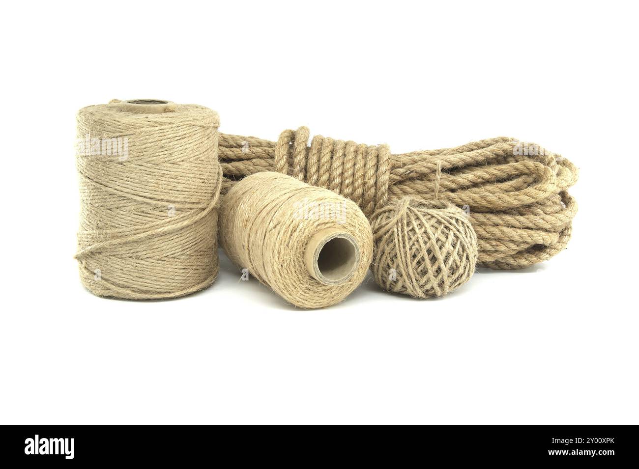 Bobines de corde de fibre naturelle présentées avec des épaisseurs variables isolées sur fond blanc Banque D'Images
