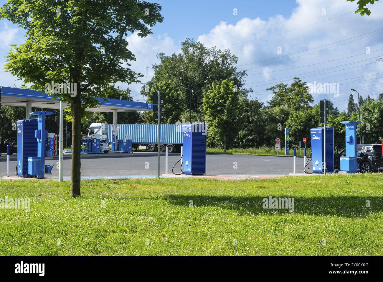 Colonnes à recharge rapide de 300 kW dans une station-service Aral à Duesseldorf, Allemagne, Europe Banque D'Images