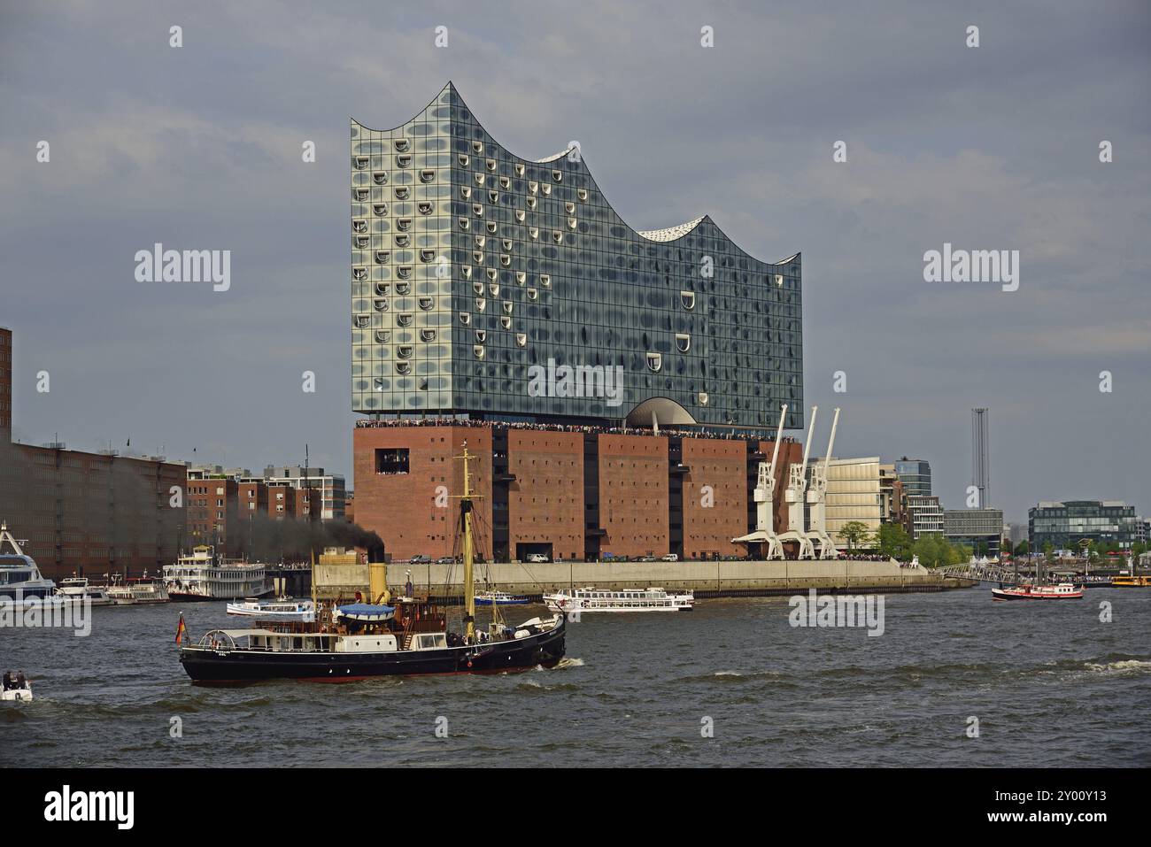 Europe, Allemagne, ville hanséatique de Hambourg, Elbe, Elbe Philharmonic Hall vu de l'eau, bateau à vapeur historique Bussard, Panorama, Hambourg, Hambourg, Banque D'Images