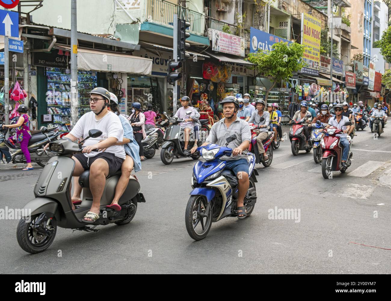 Les gens sur les motos dans les rues de Saigon, Ho Chi Minh ville, Vietnam, Asie Banque D'Images