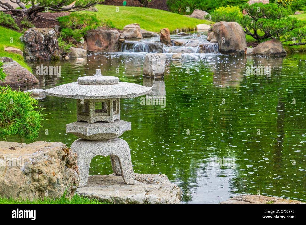 Une lanterne en pierre au bord d'un étang dans le jardin japonais Nikka Yuko à Lethbridge, en Alberta Banque D'Images