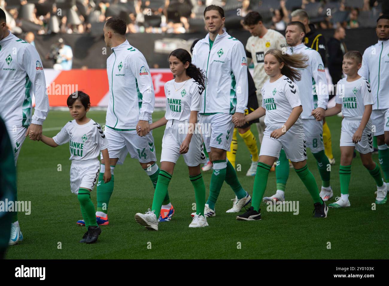 Les enfants qui courent sur le terrain portent une chemise avec l'imprimé 'Merci Wili' et se souviennent du défunt Willi Lemke, souvenir des morts, général, caractéristique, motif marginal, photo symbolique, chorégraphie, football 1ère Bundesliga, 2ème journée, SV Werder Brême (HB) - Borussia Dortmund (DO) 0:0 sur 31.08.2024 à Brême/Allemagne. Les règlements du LDF interdisent toute utilisation de photographies comme séquences d'images et/ou quasi-vidéo Banque D'Images