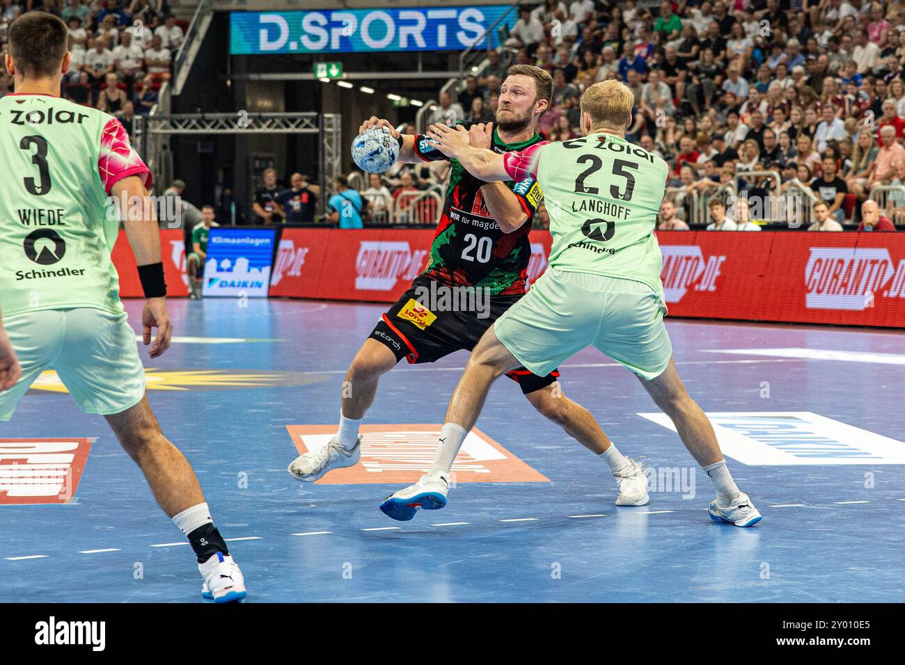 Philipp Weber (SC Magdeburg, #20) im Zweikampf mit Matthes Langhoff (Fuechse Berlin, #25) SC Magdeburg v. Fuechse Berlin, Handball, Handball Super Cup 2024, 2024/25, 31.08.2024 Foto : Eibner-Pressefoto/Gerhard Wingender Banque D'Images