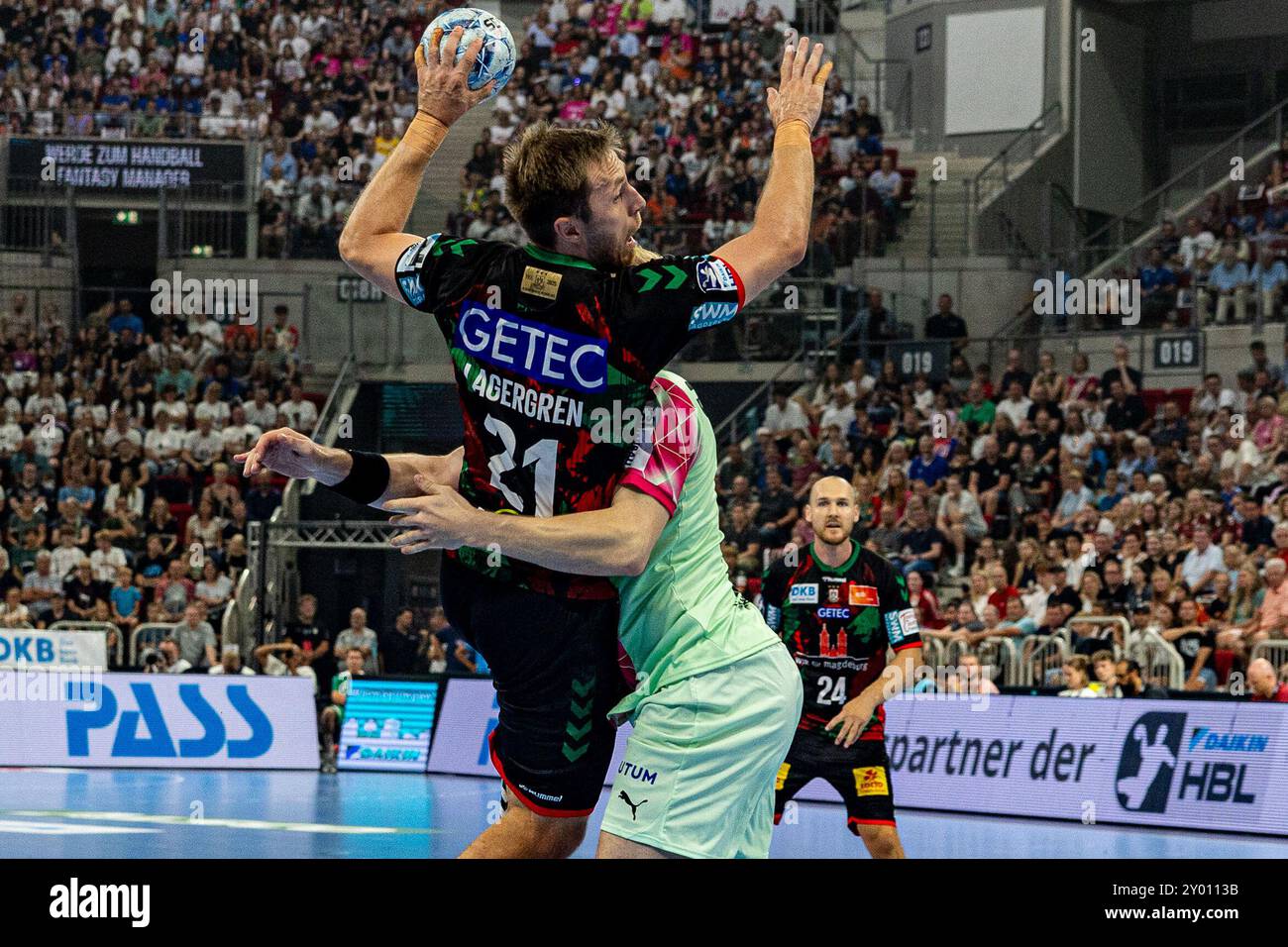 Magnus Saugstrup (SC Magdeburg, #23) beobachtet den Sprungwurf von Albin Lagergren (SC Magdeburg, #21) SC Magdeburg v. Fuechse Berlin, Handball, Handball Super Cup 2024, 2024/25, 31.08.2024 Foto : Eibner-Pressefoto/Gerhard Wingender Banque D'Images