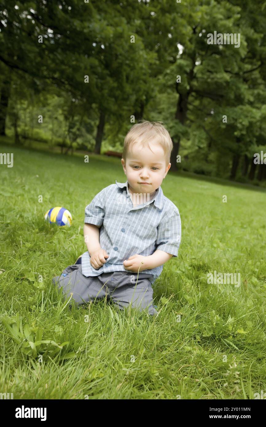 Le petit enfant après match Banque D'Images