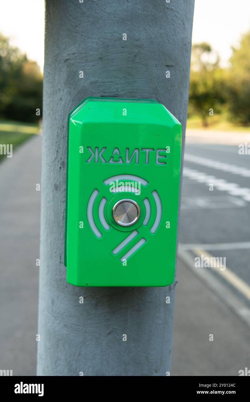 piéton attend la circulation de la ville appuyez sur le bouton de signalisation de la route transport panneau urbain Banque D'Images