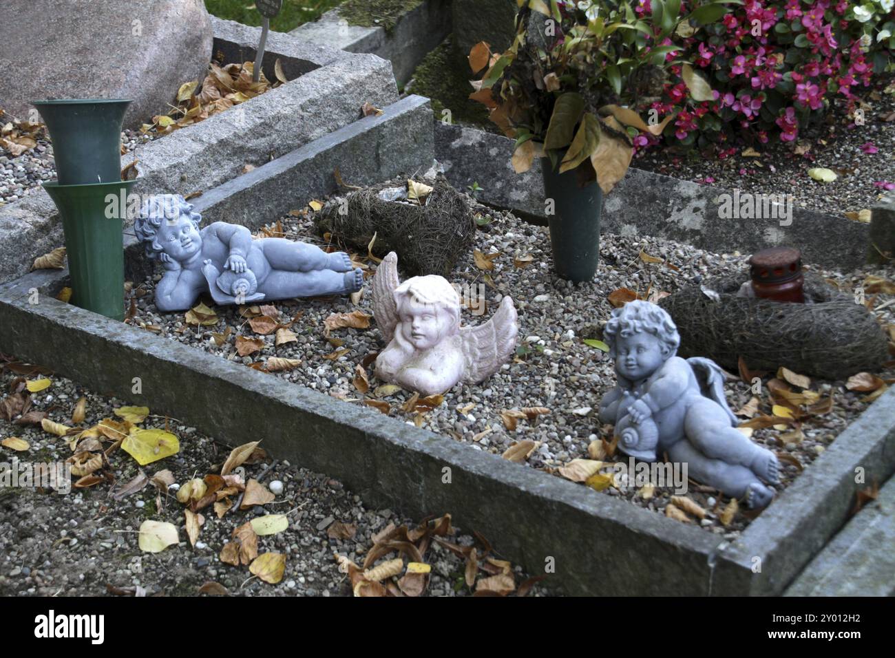 Trois petits anges sur une tombe du cimetière de Bad Pyrmont Banque D'Images