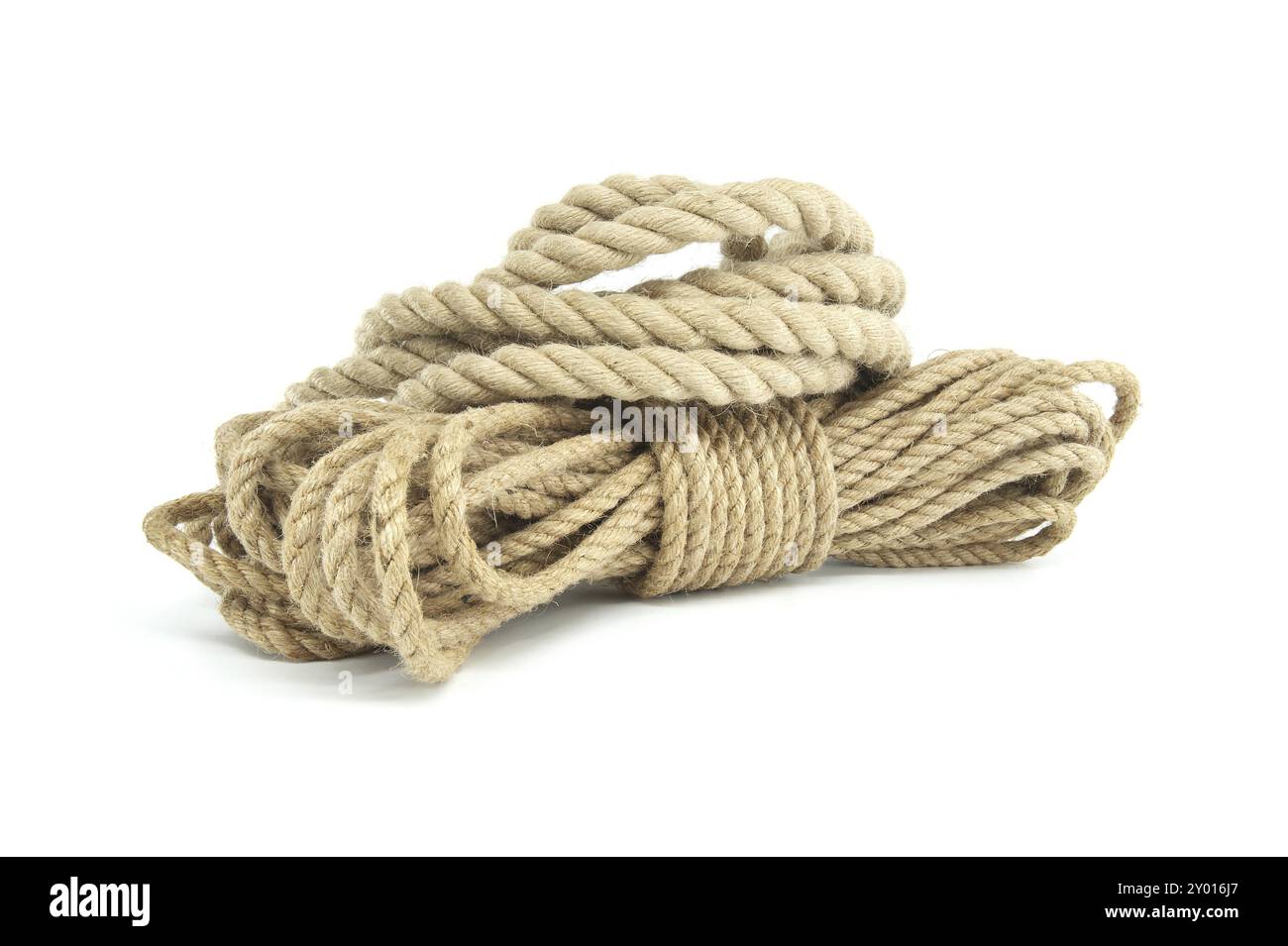 Bobines de corde de fibre naturelle présentées avec des épaisseurs variables isolées sur fond blanc Banque D'Images