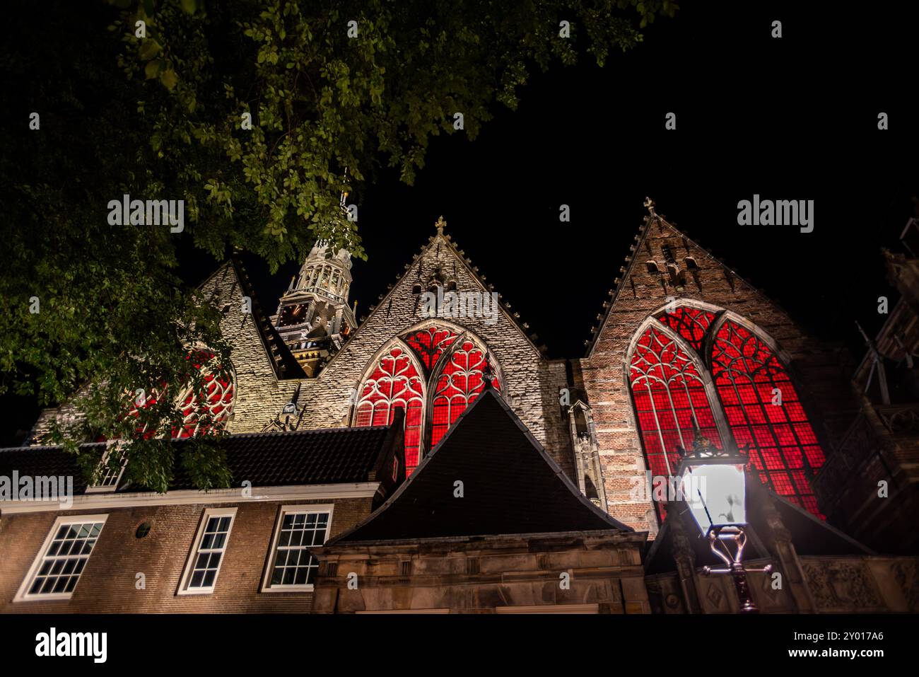 Fenêtres rouges illuminées de Oude Kerk la nuit - Amsterdam, pays-Bas Banque D'Images