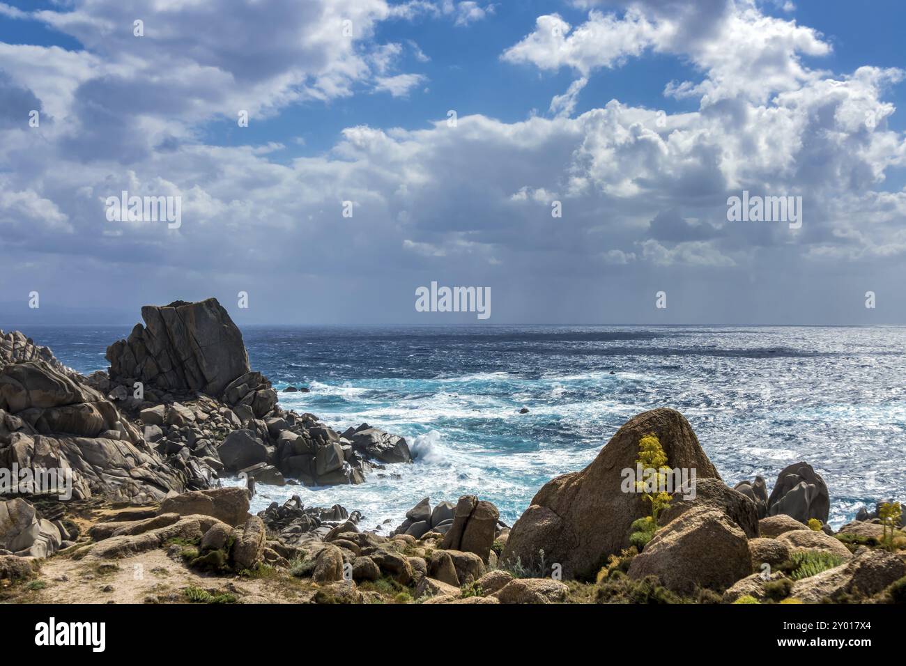 Martèlement des vagues de la côte de Capo Testa Sardaigne Banque D'Images