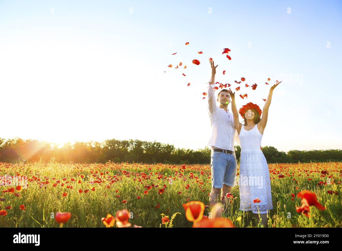 Jeune couple amoureux s'amuser au champ de coquelicots Banque D'Images Jeune couple amoureux s'amuser au champ de coquelicots Banque D'Images