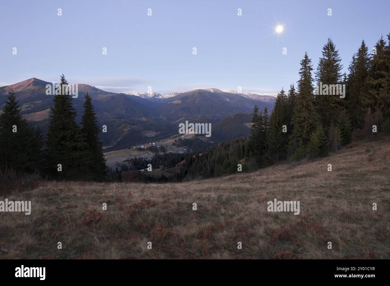 Paysage rural des montagnes du matin. Montagnes des Carpates, Ukraine, Europe Banque D'Images